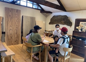 新築ご購入特典 【家族が繋がる無垢テーブル】が付いてきます
